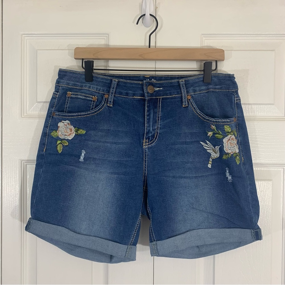 NEW DIRECTIONS floral embroidered hummingbird shorts size 12 R